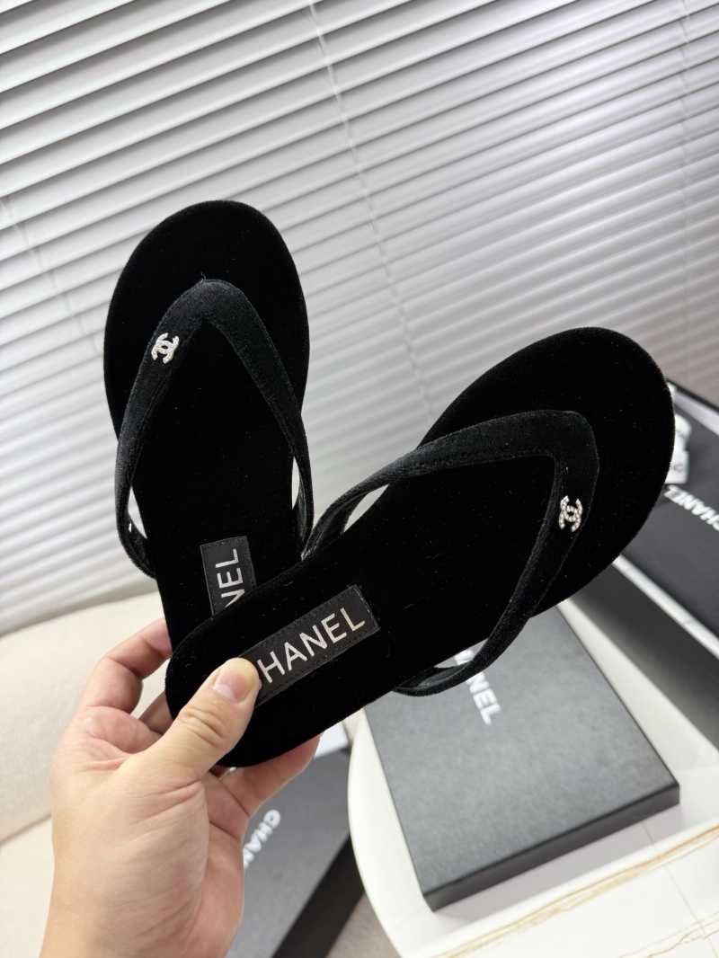 Ch**el slippers